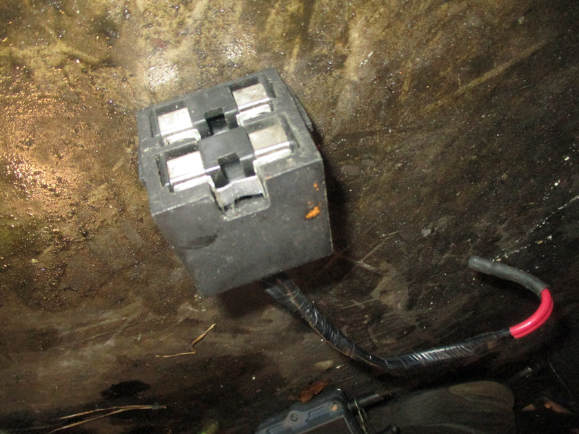 Yamaha OX66 250hp 2 stroke outboard fuse box w/ 2 fuses (61A8215000