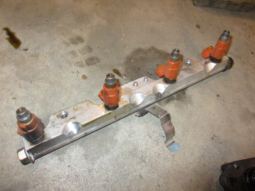 Suzuki DF90 90hp outboard fuel rail and injector set (1571065D00) Strouds Marine