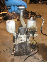 Load image into Gallery viewer, Evinrude Ficht 115hp outboard tilt trim unit (FOR PARTS)
