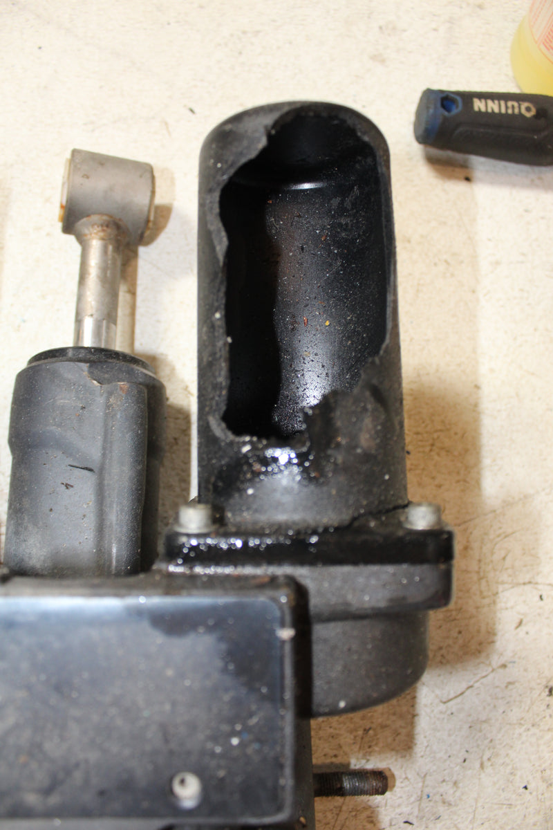 Yamaha 350hp 4 Stroke Outboard Tilt Trim Unit
