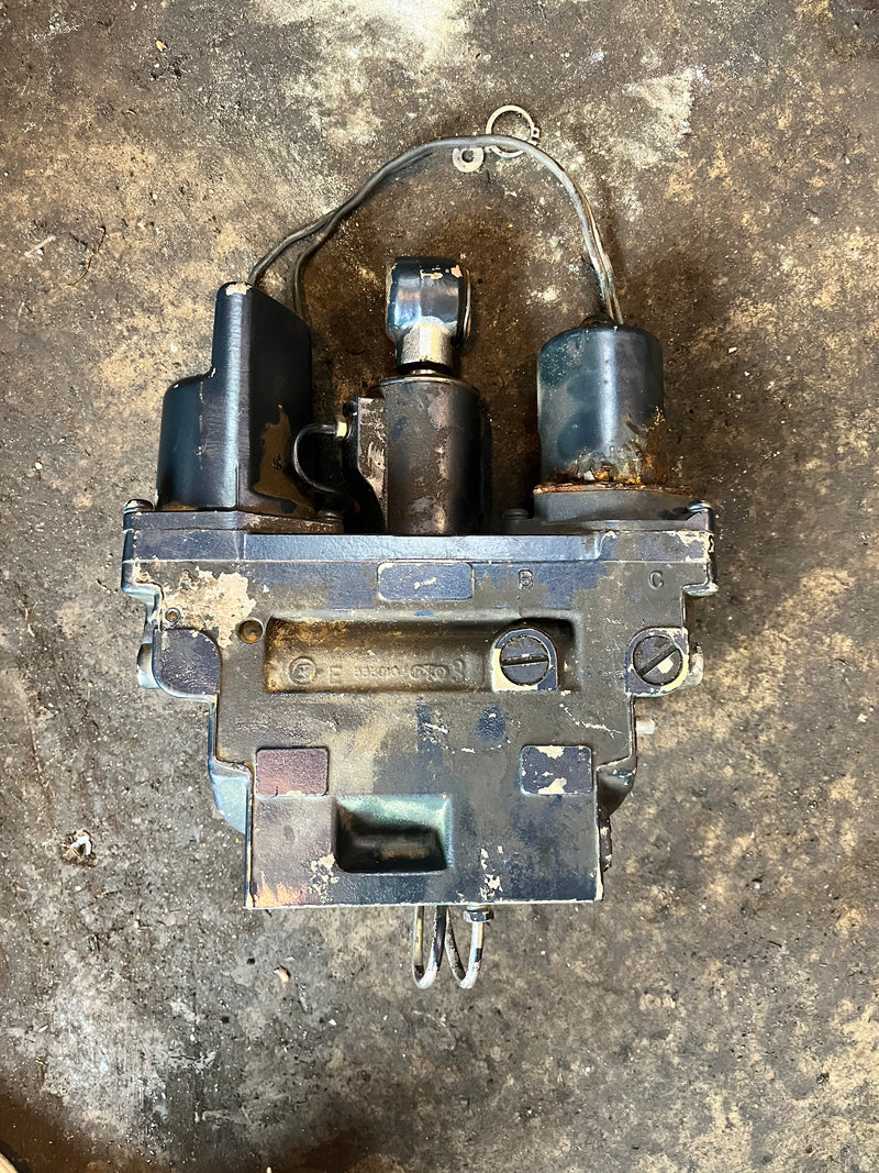 Johnson Evinrude 115hp 2 stroke outboard tilt trim unit PARTS ONLY