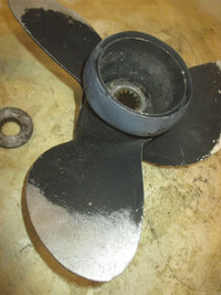 Load image into Gallery viewer, Johnson 40hp Tracker 2 stroke Outboard Aluminum propellor (386909-12 1/2x13)
