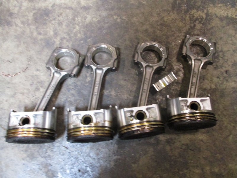 Suzuki DF90 outboard piston and rod set (12111-90J01)