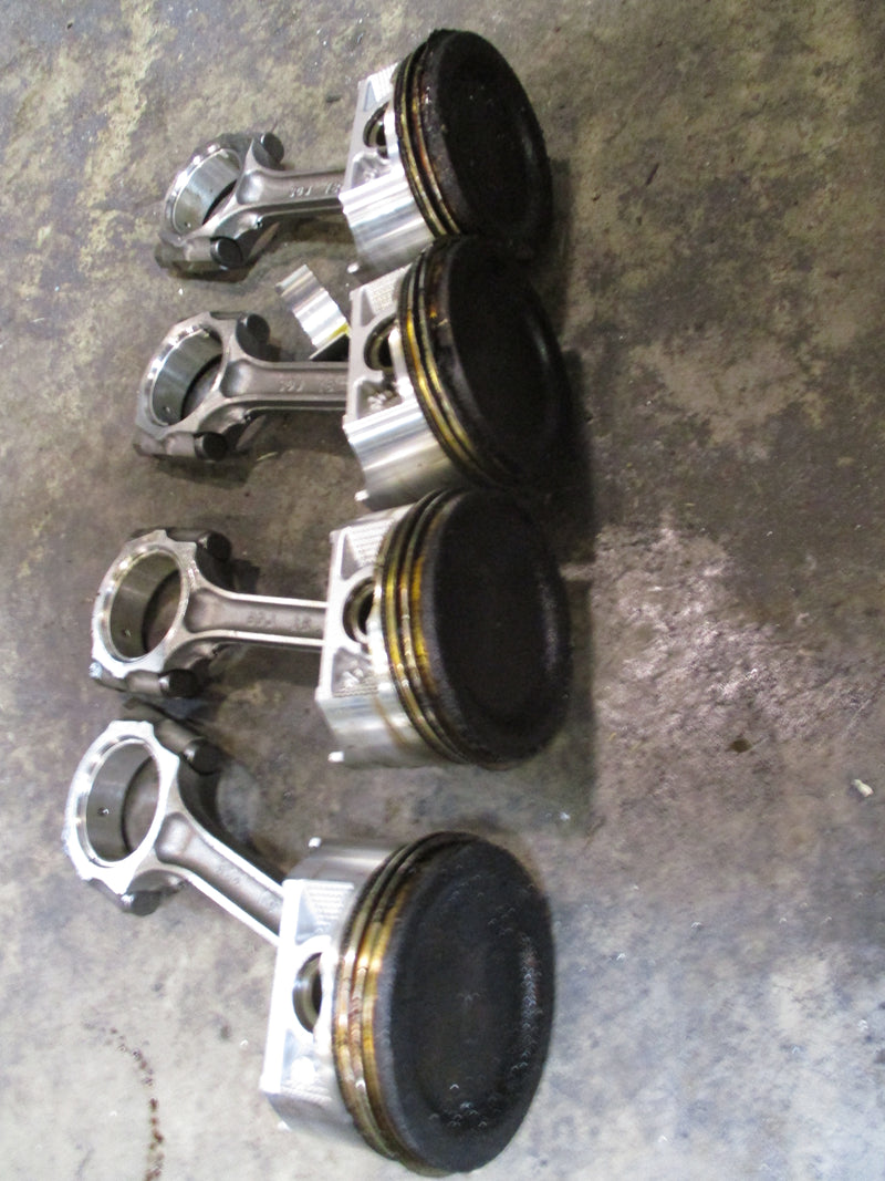 Suzuki DF90 outboard piston and rod set (12111-90J01)