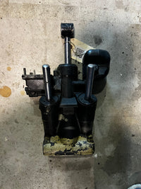 Load image into Gallery viewer, Suzuki DF60 60hp 4 stroke outboard SHOWA tilt trim unit NO MOTOR

