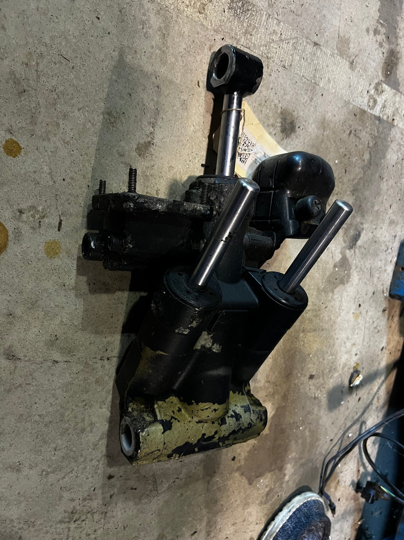 Suzuki DF60 60hp 4 stroke outboard SHOWA tilt trim unit NO MOTOR