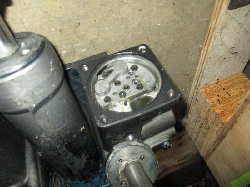 Suzuki DF250 4 stroke outboard tilt trim unit (PARTS)