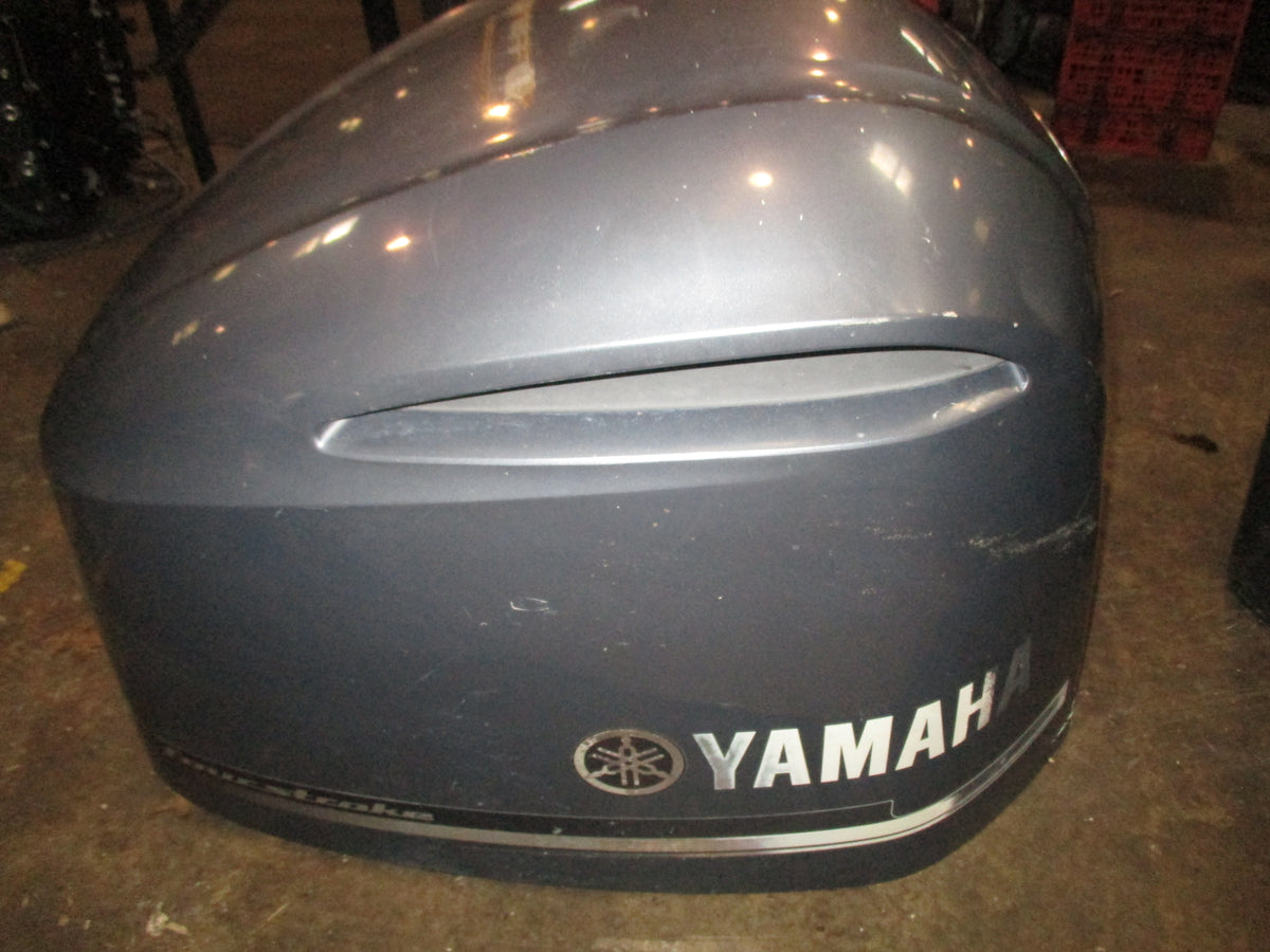 Yamaha 300hp 4.2L 4 stroke outboard top cowling CRACKED