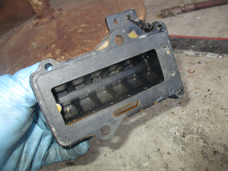 Mercury outboard intake manifold w/ reeds (42471)