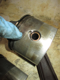 Load image into Gallery viewer, Evinrude 235hp 2 stroke outboard piston and rod set of 3 (326704)
