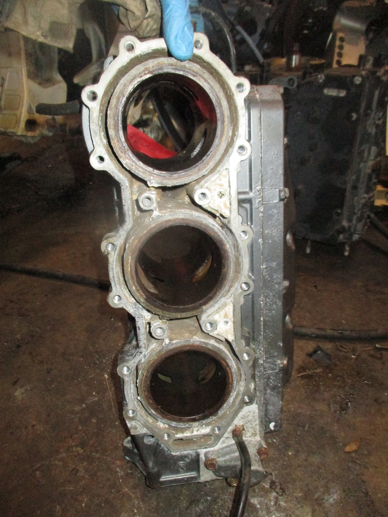 Suzuki DT150 150hp outboard starboard cylinder block