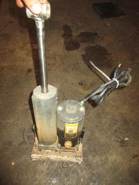 Load image into Gallery viewer, Yamaha/Mercury 115hp 4 stroke outboard tilt trim unit
