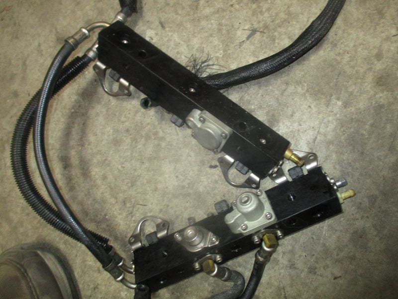 Mercury 150hp Optimax outboard fuel rail and injector set (895752T5)