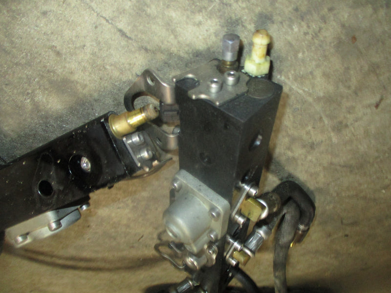 Mercury 150hp Optimax outboard fuel rail and injector set (895752T5)