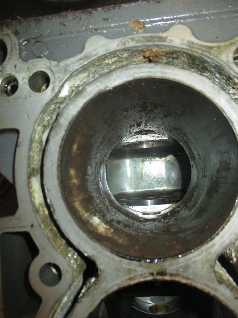 Suzuki DF90 outboard crankcase block