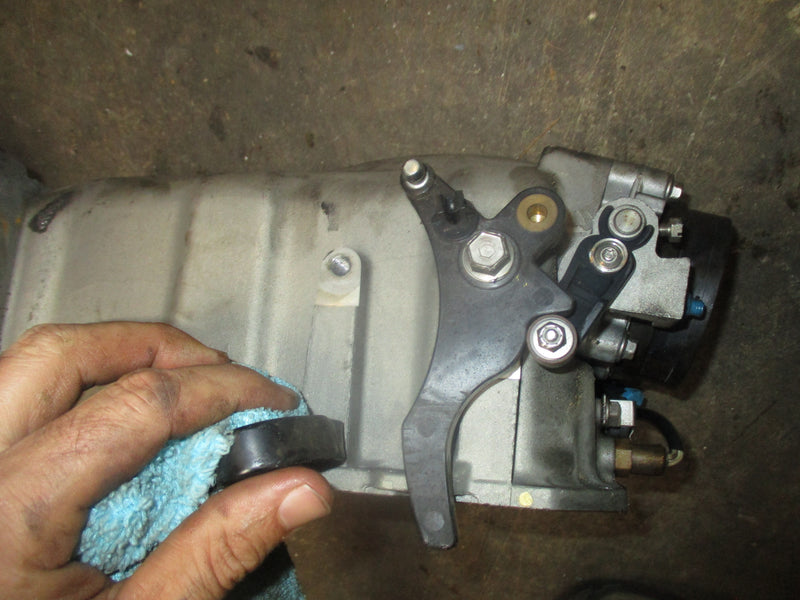 Mercury 150hp Optimax outboard air plenum w/ throttle body (855422A1)