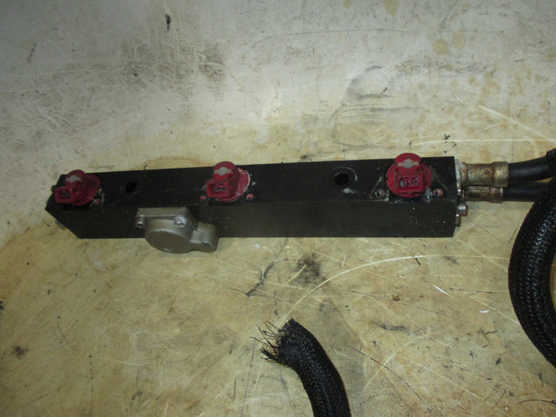 Mercury Optimax 200hp 2 Stroke outboard Fuel Rail & Injector (884429-6/884430-6)