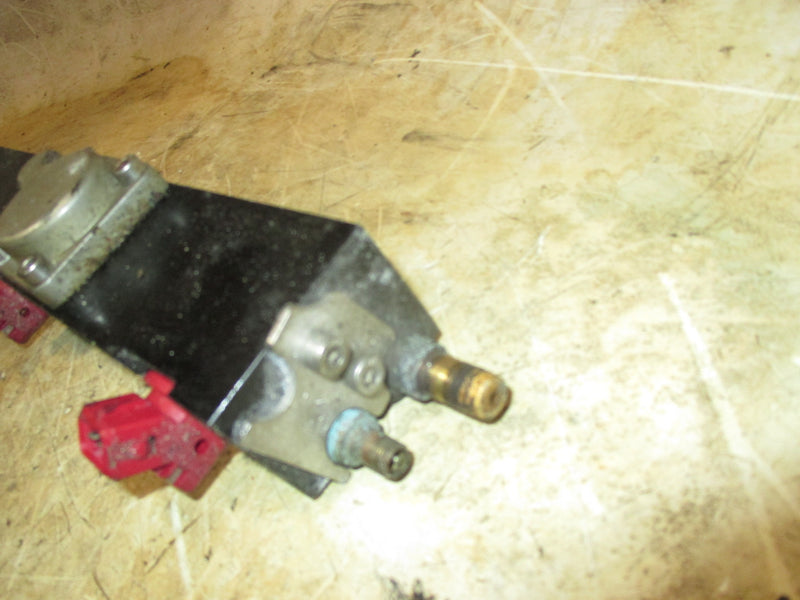 Mercury Optimax 200hp 2 Stroke outboard Fuel Rail & Injector (884429-6/884430-6)