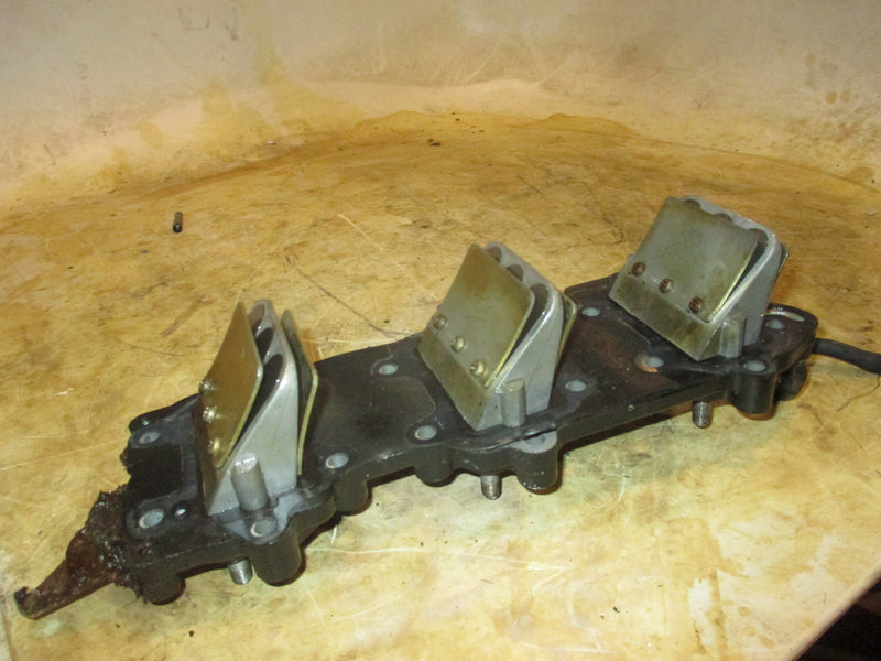 Johnson 70hp 2 stroke outboard intake manifold with reeds (323689)