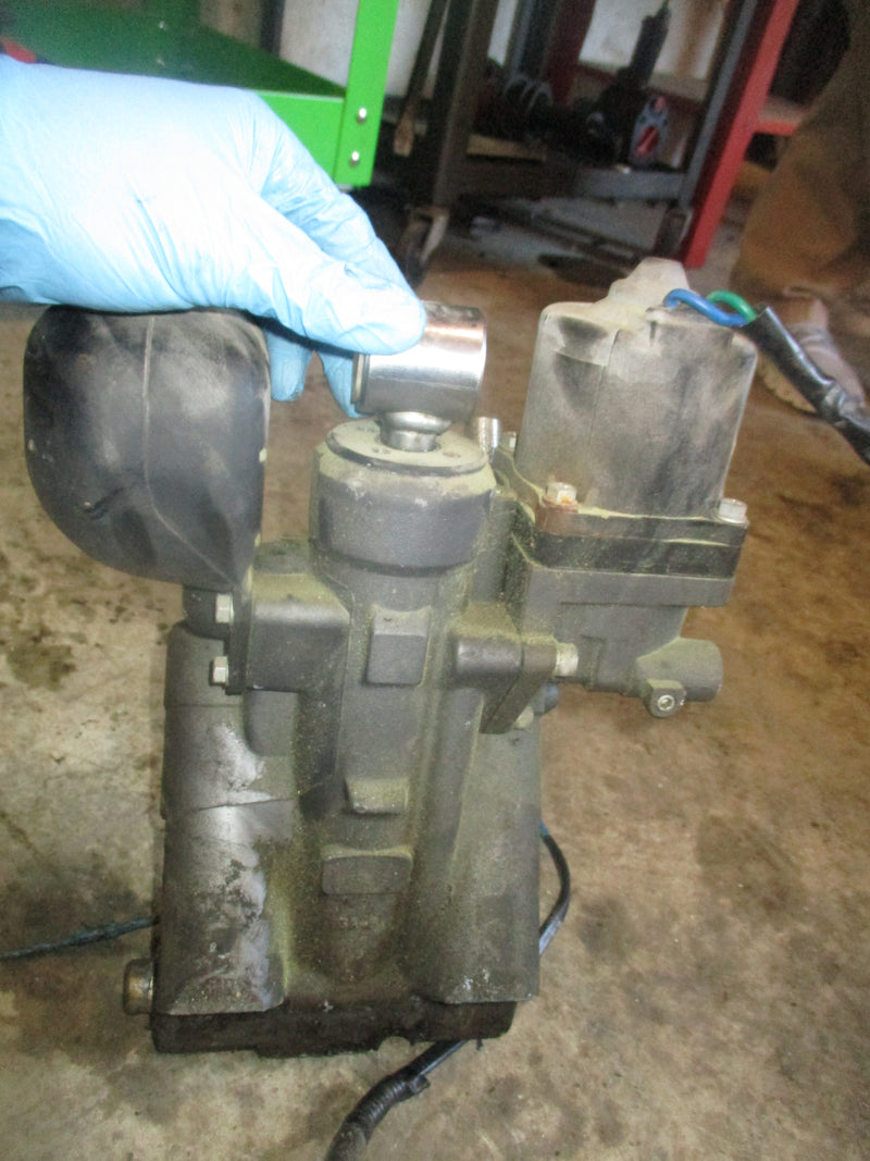 Suzuki DF140 outboard SHOWA tilt trim unit