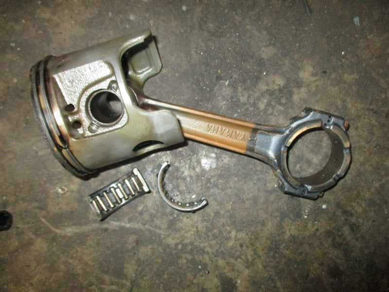 Yamaha SWS 225hp 2 stroke outboard starboard piston and rod (62J-01)