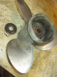 Load image into Gallery viewer, Evinrude 175hp 2 Stroke outboard Stainless Propeller 14 1/4 X 21 (387520)
