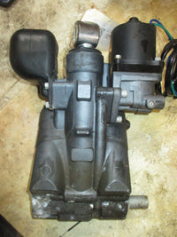 Load image into Gallery viewer, Yamaha 200hp 4 Stroke outboard Tilt Trim Unit Showa
