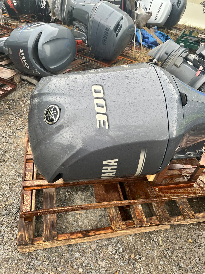 Yamaha 4.2L 300hp 4 stroke outboard Top Cowling