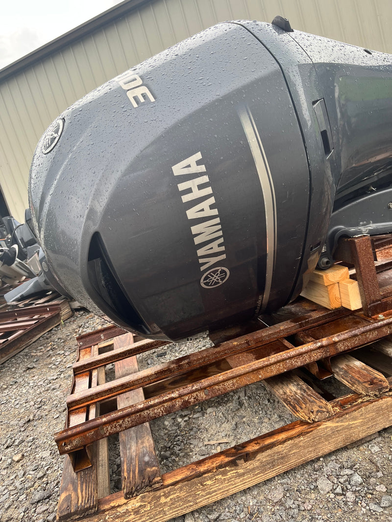 Yamaha 4.2L 300hp 4 stroke outboard Top Cowling