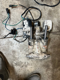 Load image into Gallery viewer, Evinrude 150hp Ocean Pro outboard tilt trim unit PARTS ONLY
