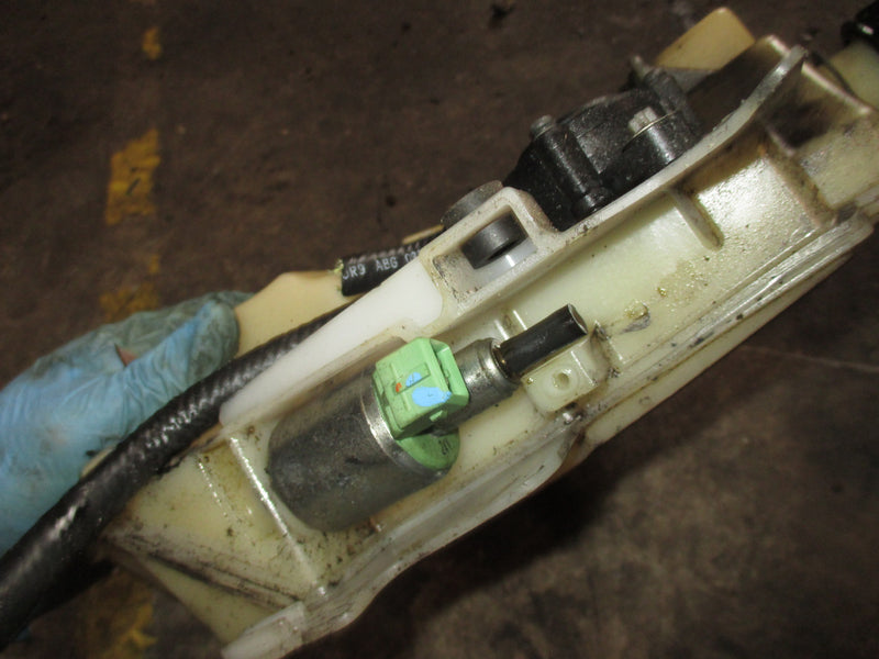 Evinrude 25hp Etec outboard oil tank and pump (5006493)