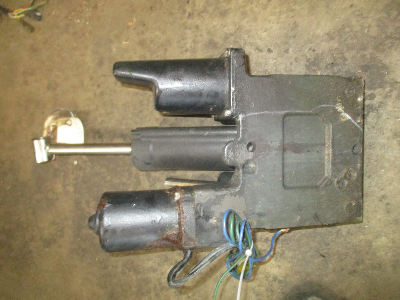 Mercury 135hp Optimax outboard tilt trim unit (parts)