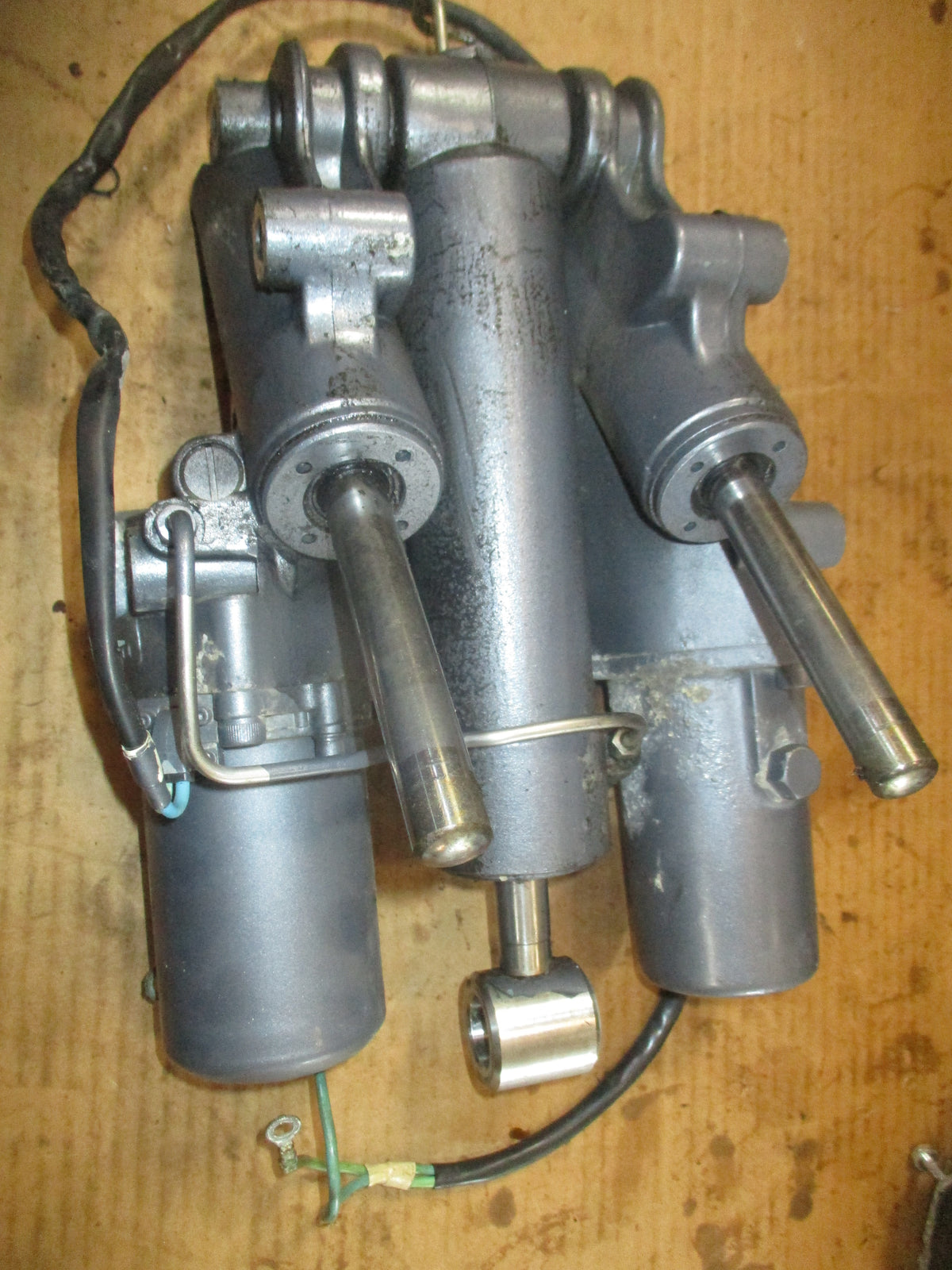 Yamaha 300hp HPDI outboard tilt trim unit