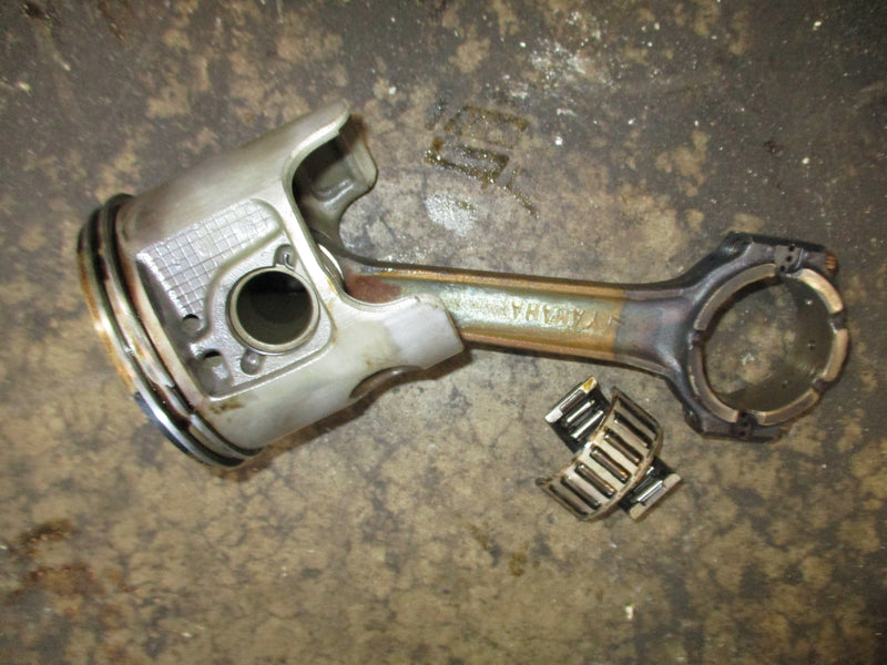 Yamaha OX66 225hp 2 stroke outboard starboard piston and rod (62J-02)