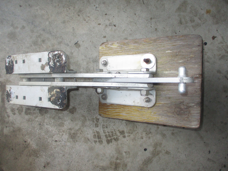 Outboard kicker motor bracket