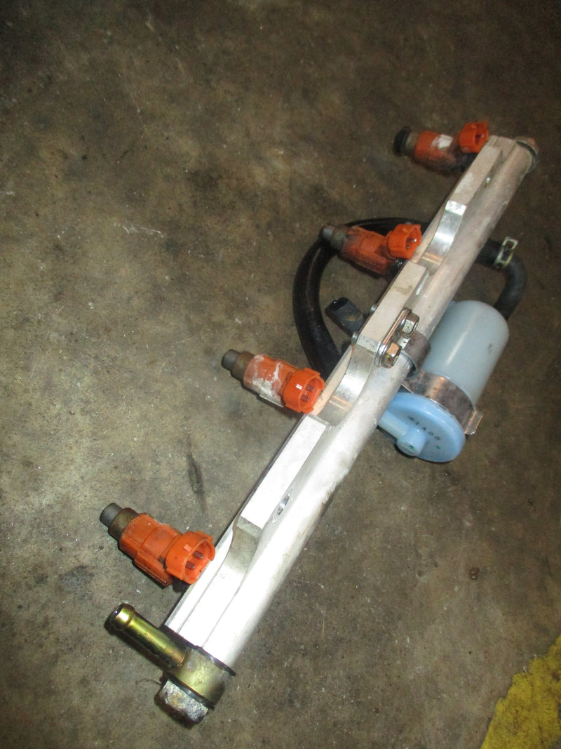 Suzuki DF140 140hp outboard fuel rail and injector set 15710-65D00