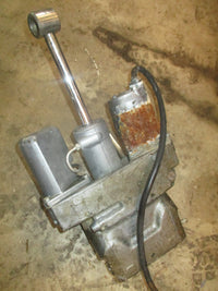 Load image into Gallery viewer, Yamaha 130hp 2 stroke outboard tilt trim unit
