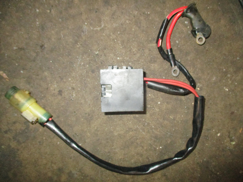 Yamaha 150hp 2 stroke 0x66 outboard fuse block w/ 2 fuses 61A-82150-00
