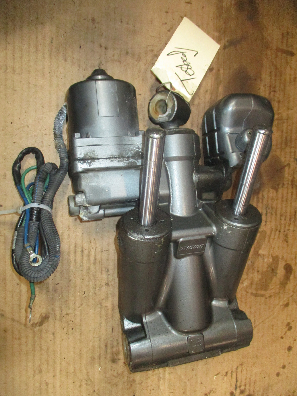 Suzuki DT140 outboard tilt trim unit SHOWA