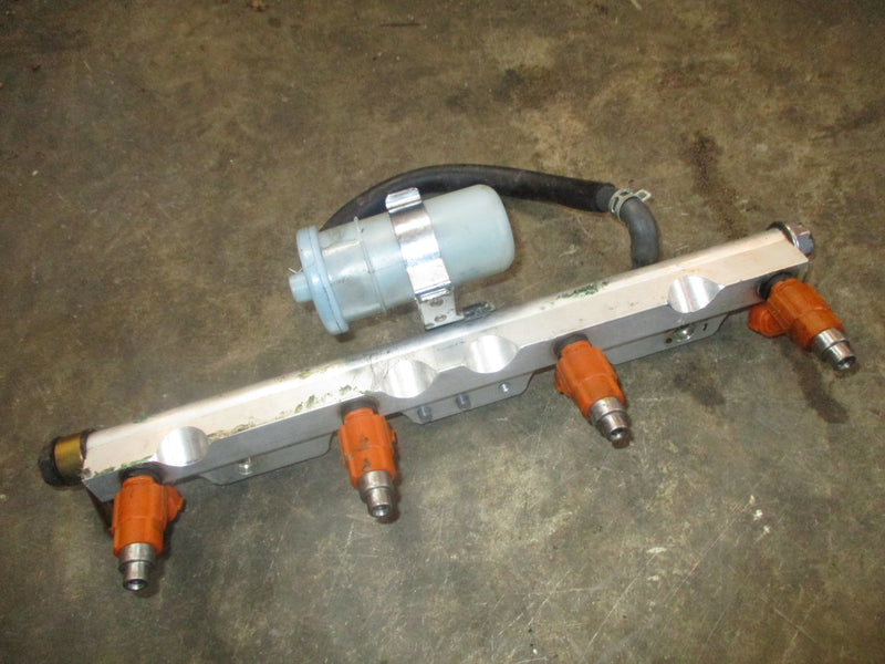 Johnson/ Suzuki 140hp 4 stroke outboard fuel rail and injector set (15710-65D00)