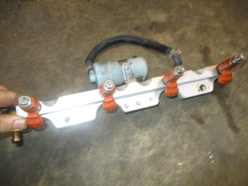 Johnson/ Suzuki 140hp 4 stroke outboard fuel rail and injector set (15710-65D00)