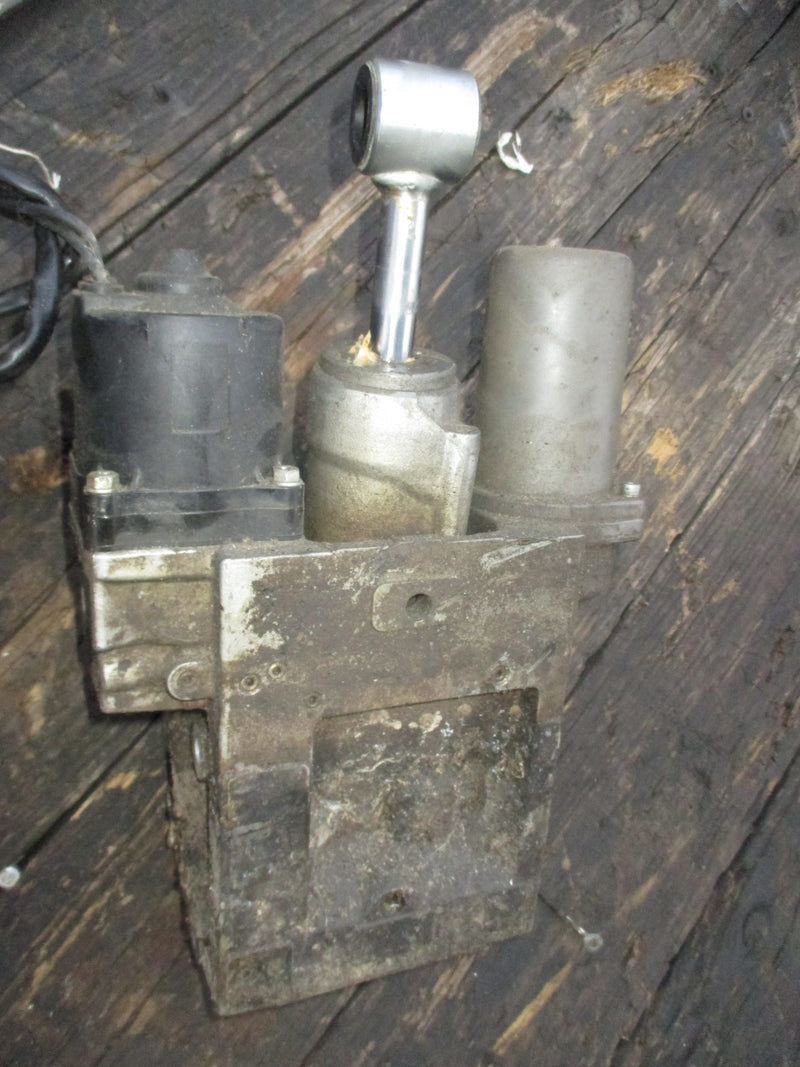 Suzuki DF250 250hp 4 stroke tilt trim unit #2
