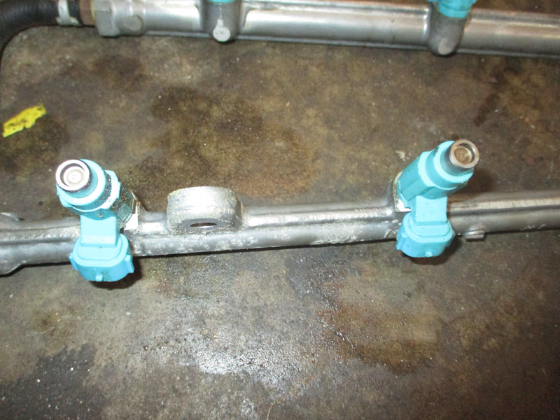 Suzuki DF200 outboard fuel rail and injector set (15751-93J00)