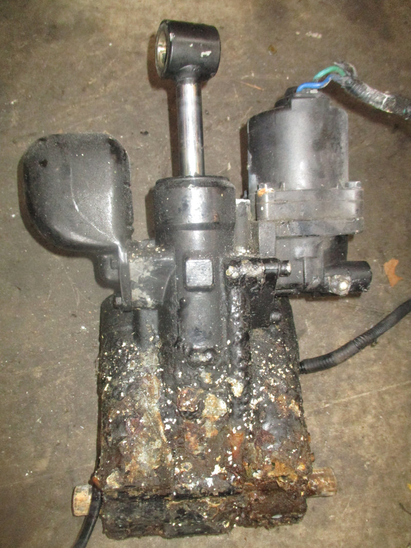 Suzuki DF70 outboard tilt trim unit