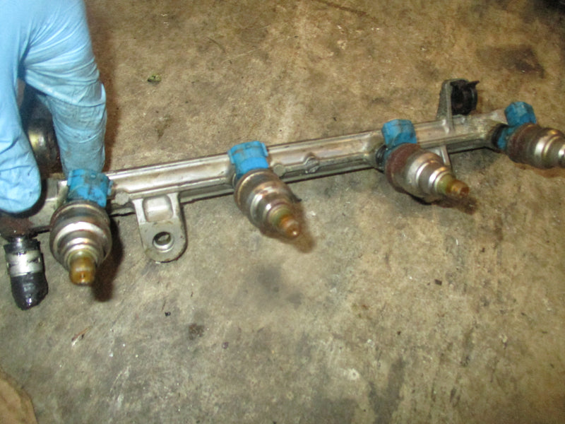 Suzuki DF70 outboard fuel rail and injector set (15751-99E00)