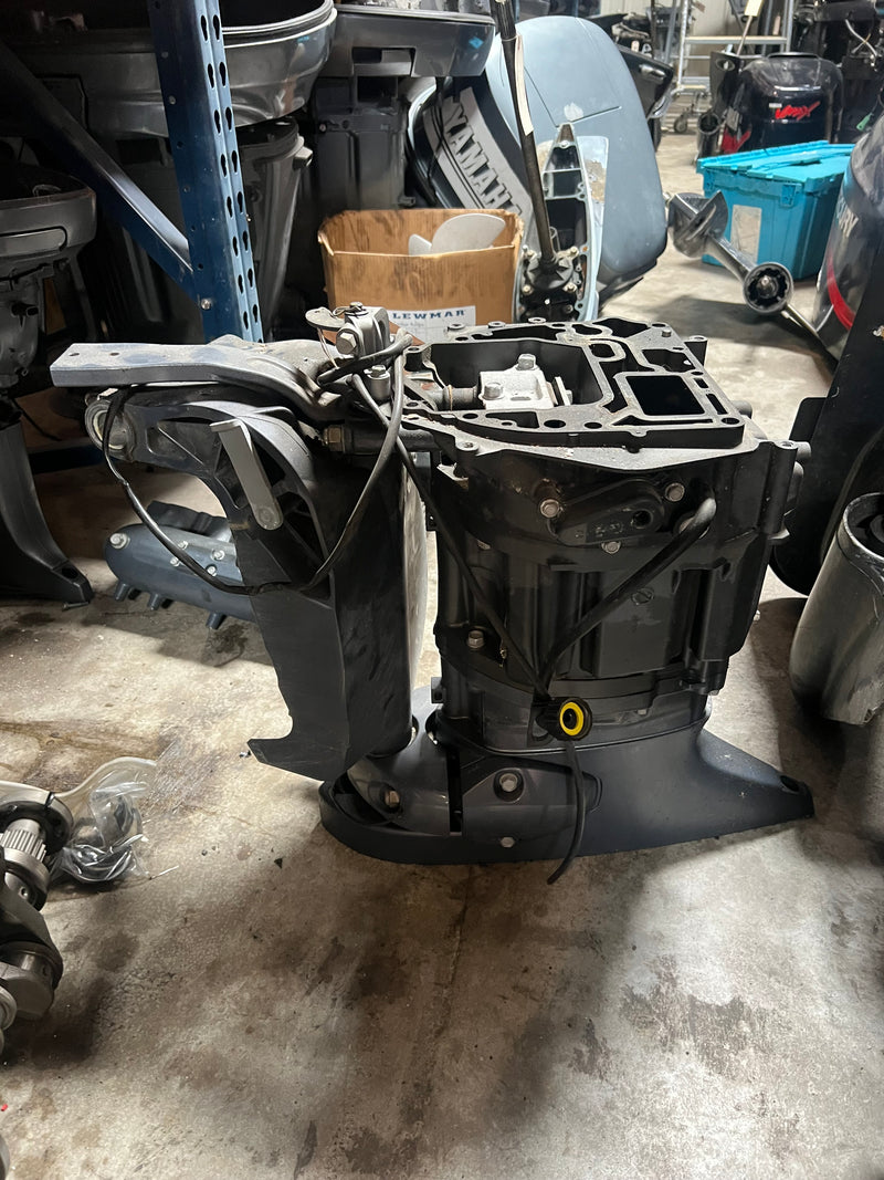 Yamaha 115hp 4 stroke outboard 20" shaft mid section