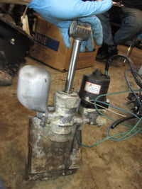 Load image into Gallery viewer, Johnson 90hp 2 stroke outboard tilt trim unit
