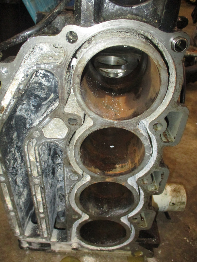 Suzuki DF90 outboard crankcase block