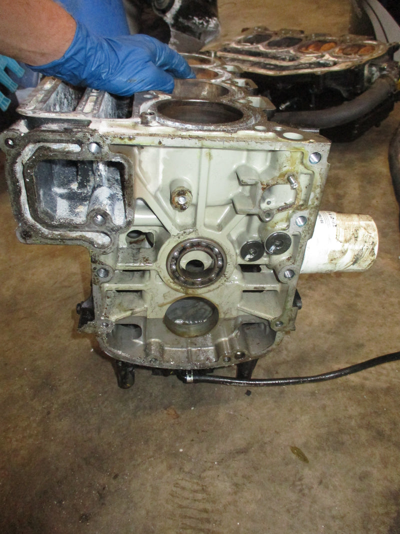 Suzuki DF90 outboard crankcase block