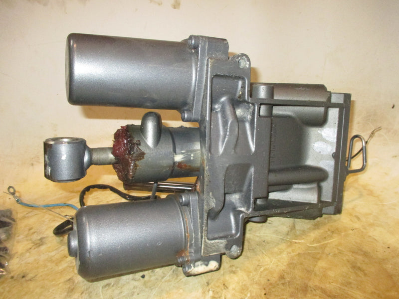 Yamaha 4.2L 300hp 4 stroke outboard tilt trim unit